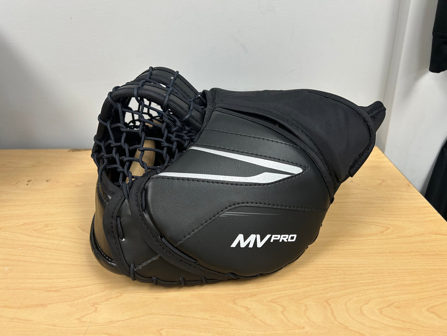 Bauer MV Pro Sr. glove - Black